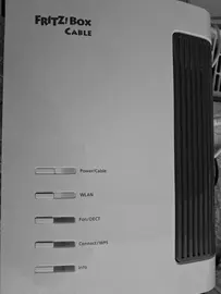 Mann prüft WLAN-Router in einem modernen Arbeitszimmer