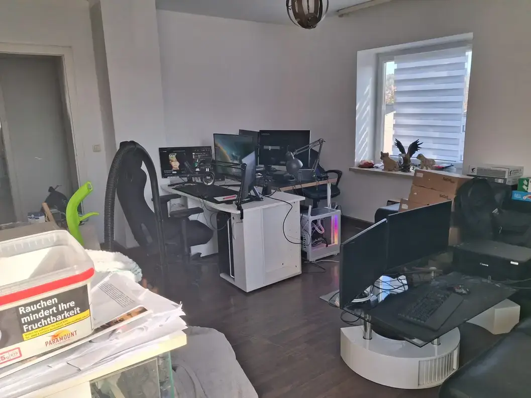 Kleines Büro mit Arbeitsplätzen und WLAN-Router