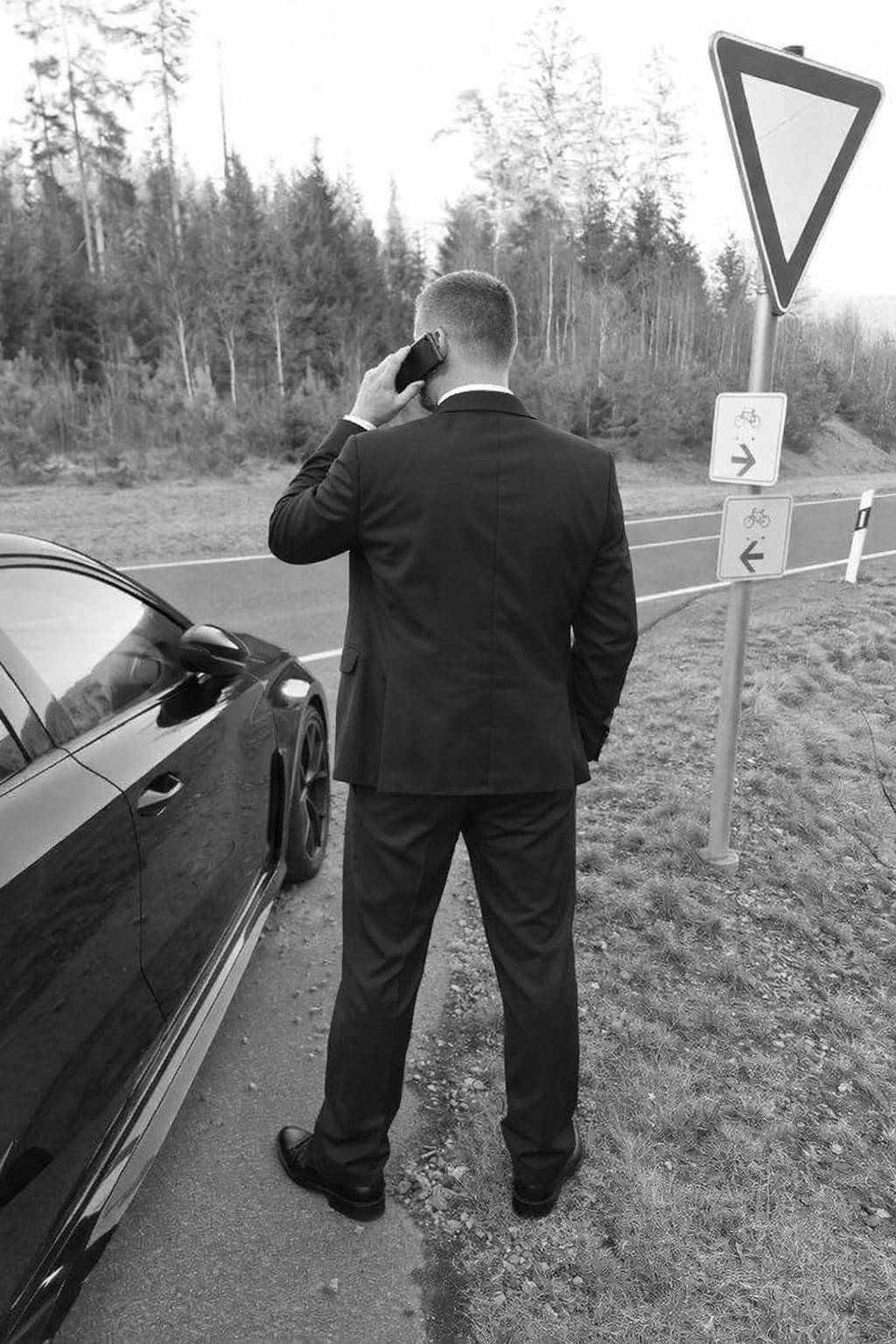 Techniker richtet WLAN-Router beim Kunden ein