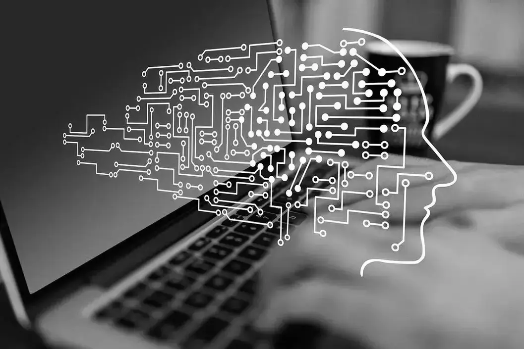 Mitarbeiter arbeitet im Homeoffice am Laptop